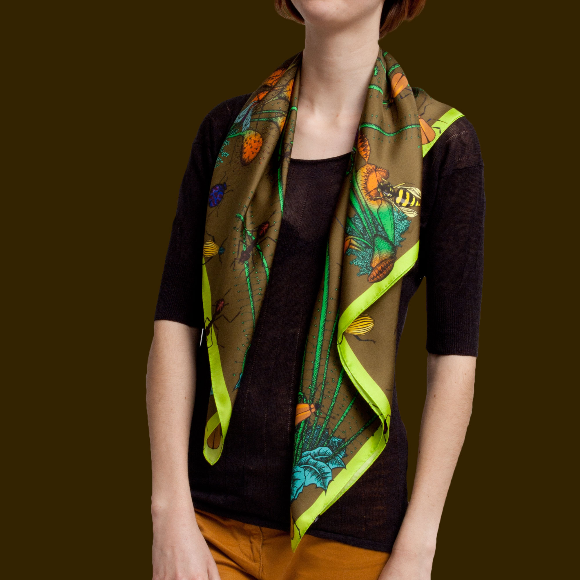 Femme portant un foulard couleur café