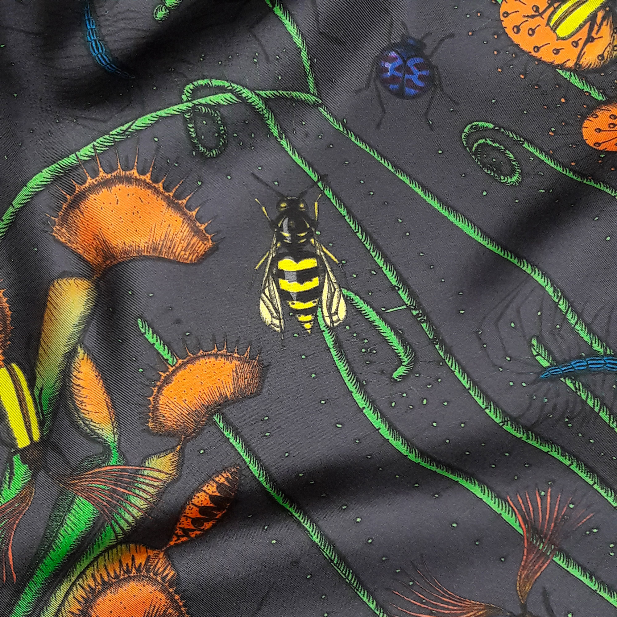 Détail foulard carré gris, des insectes, abeilles, coléoptères et plantes carnivores Céline Dominiak
