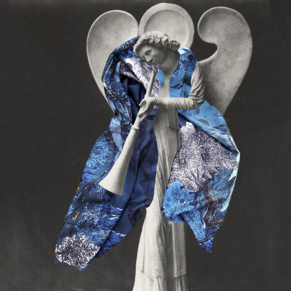 Montage foulard porté par une statue Twill de soie Dormeurs Bleu