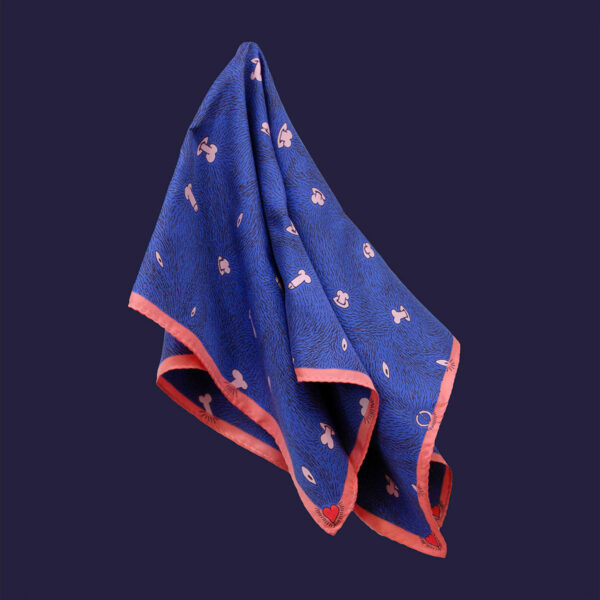 Petit foulard bleu nuit avec liseré rose accroché par la centre du foulard, sur fond uni