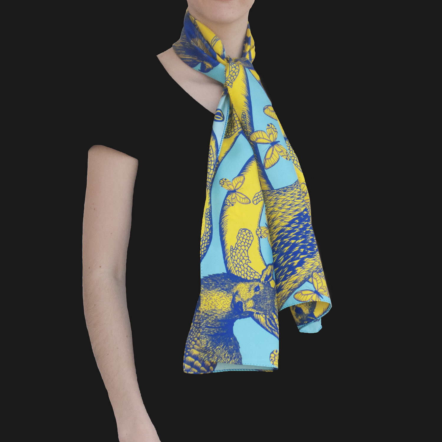Foulard en soie porté et noué collection animalis bleu turquoise et jaune - Céline Dominiak
