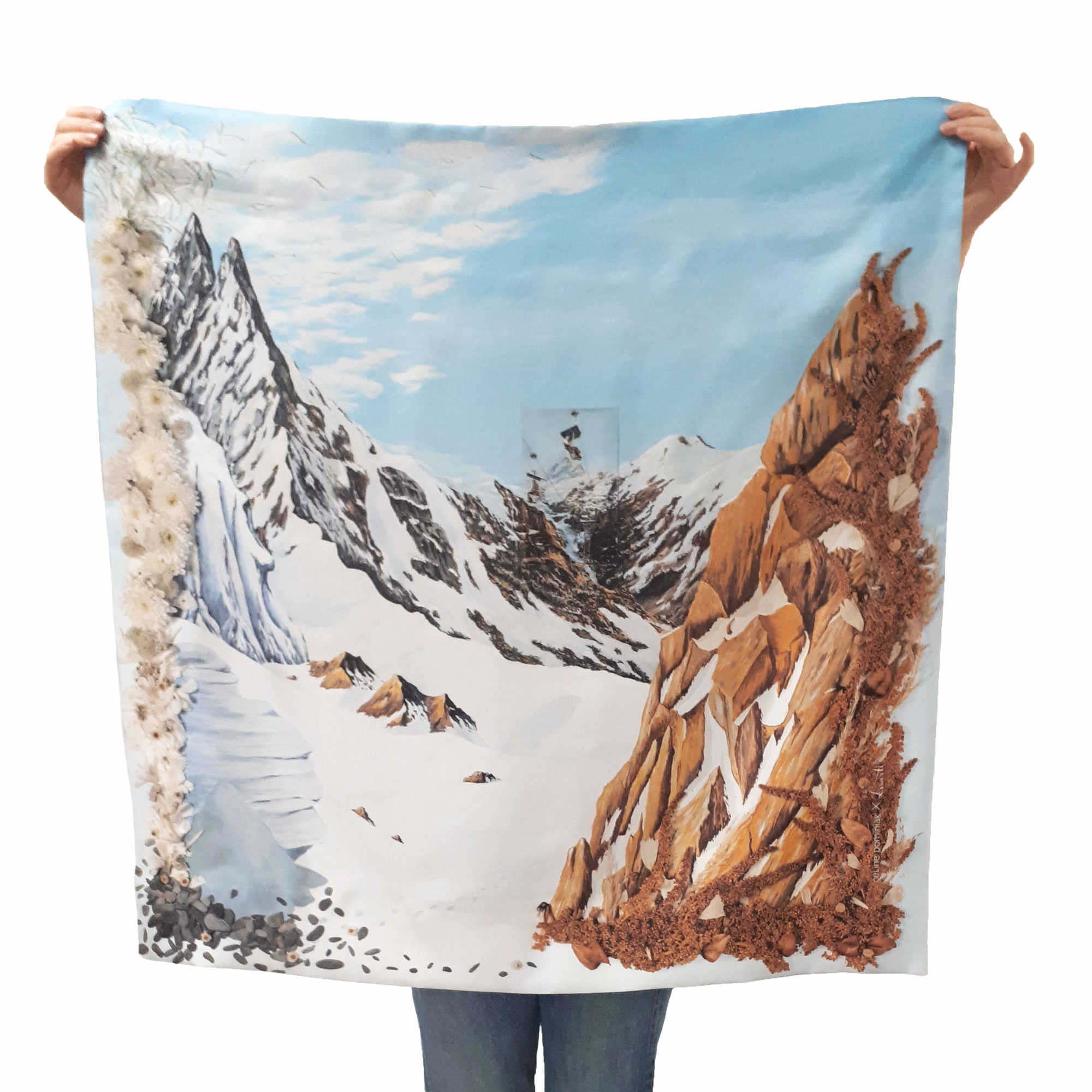 Foulard carré en soie de Céline Dominiak , paysage de montagnes et de sommets enneigés, vu en entier