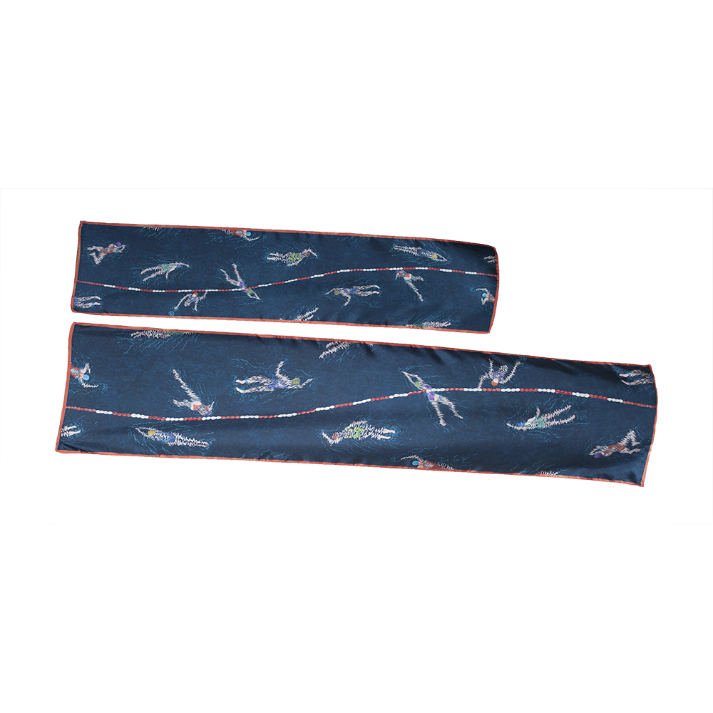 2 tailles disponibles pour foulard en twill de soie Nageuses coloris Ardoise - Céline Dominiak