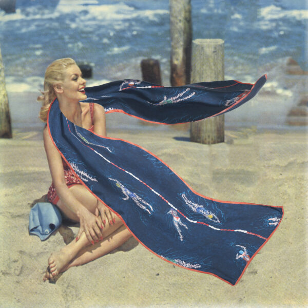 Photomontage d'une pin up années 50 avec un foulard couleur ardoise