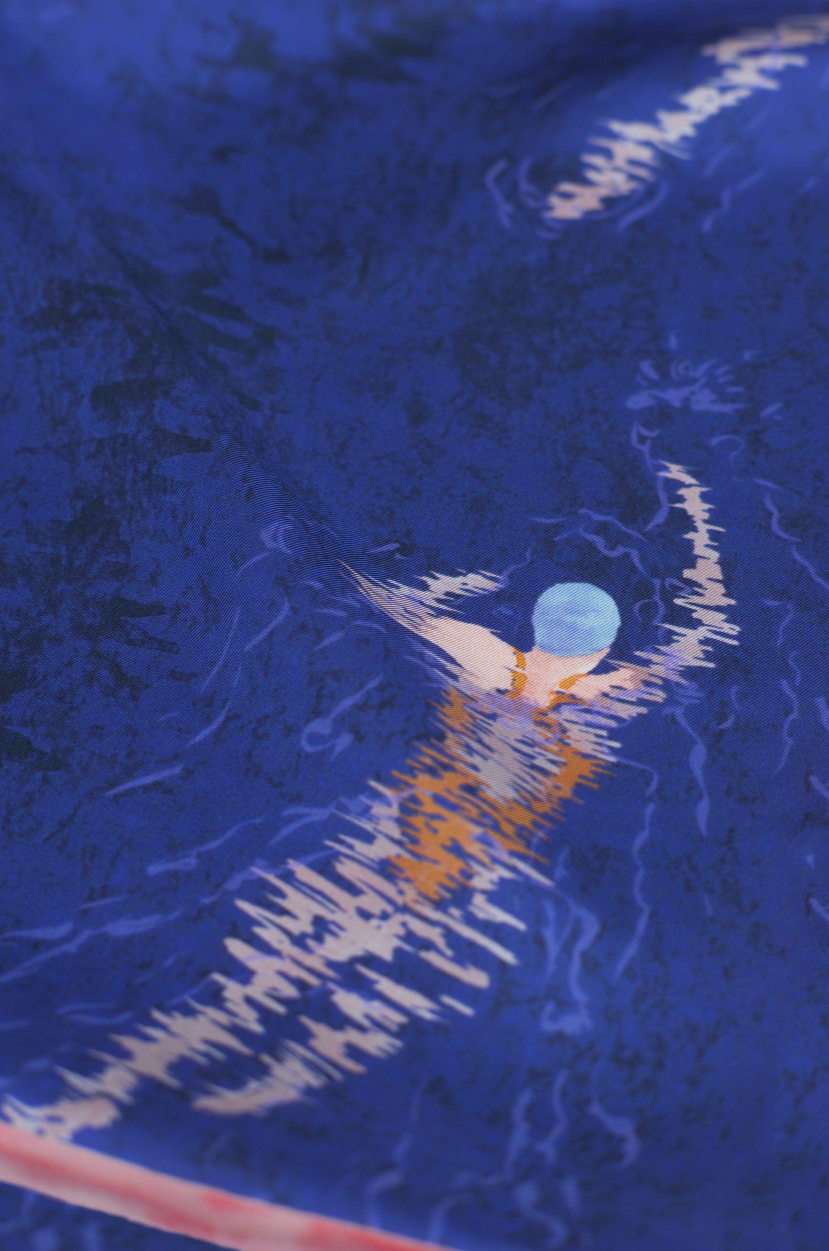 détail foulard carré en soie bleu, motif nageuses