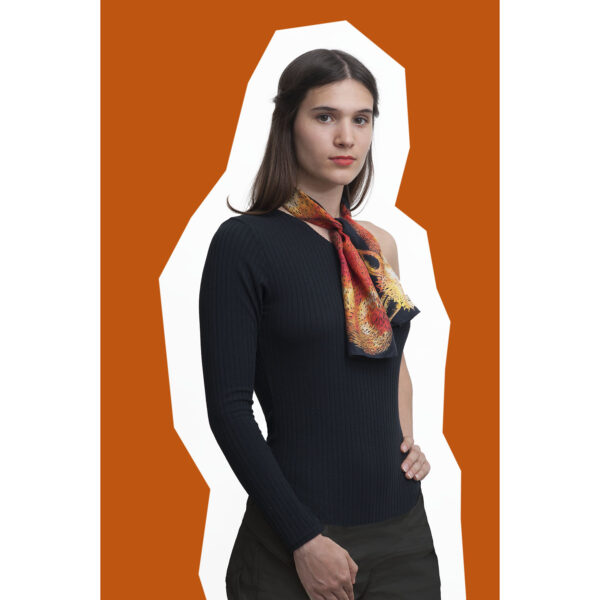 jeune fille portant le foulard en soie dessin renard orange et noir