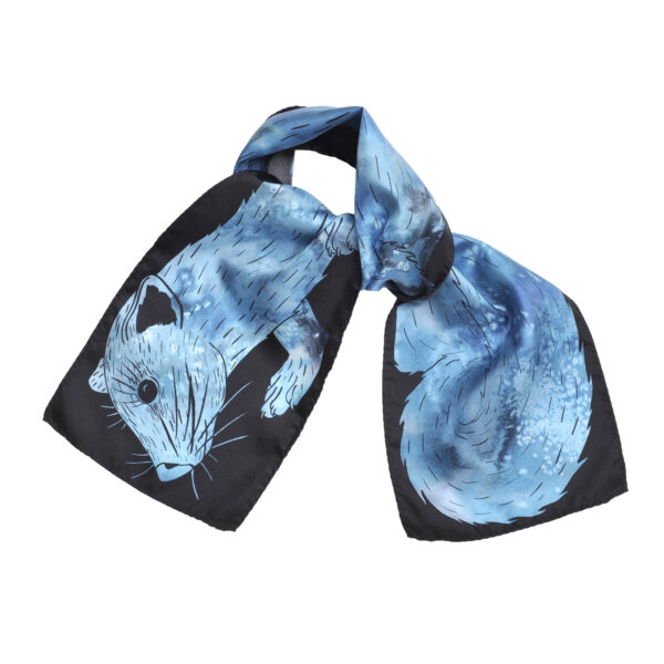 Foulard en soie de Céline Dominiak noué dessin tête et queue zibeline bleu turquoise noir