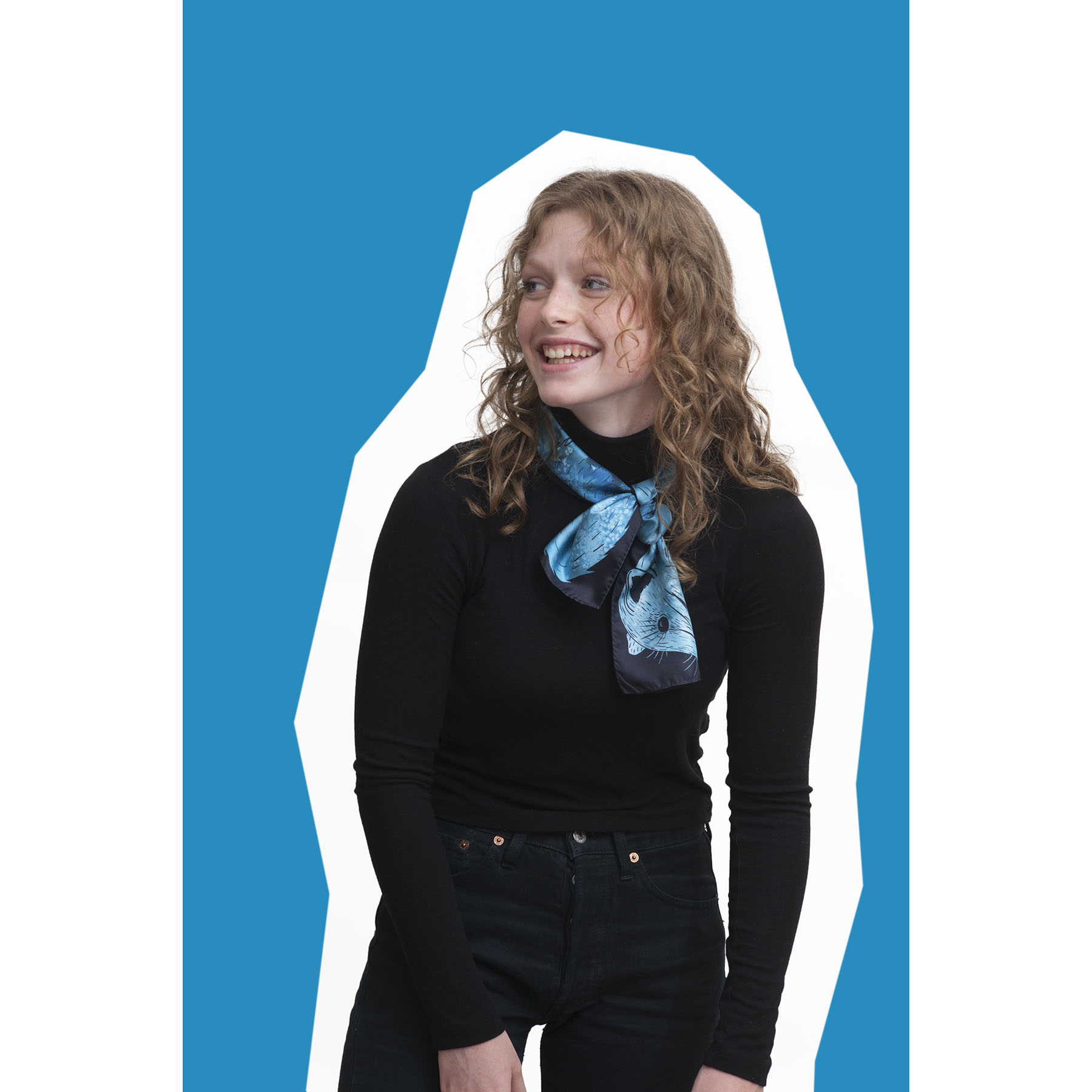 jeune fille portant le foulard en soie dessin zibeline bleu turquoise et noir