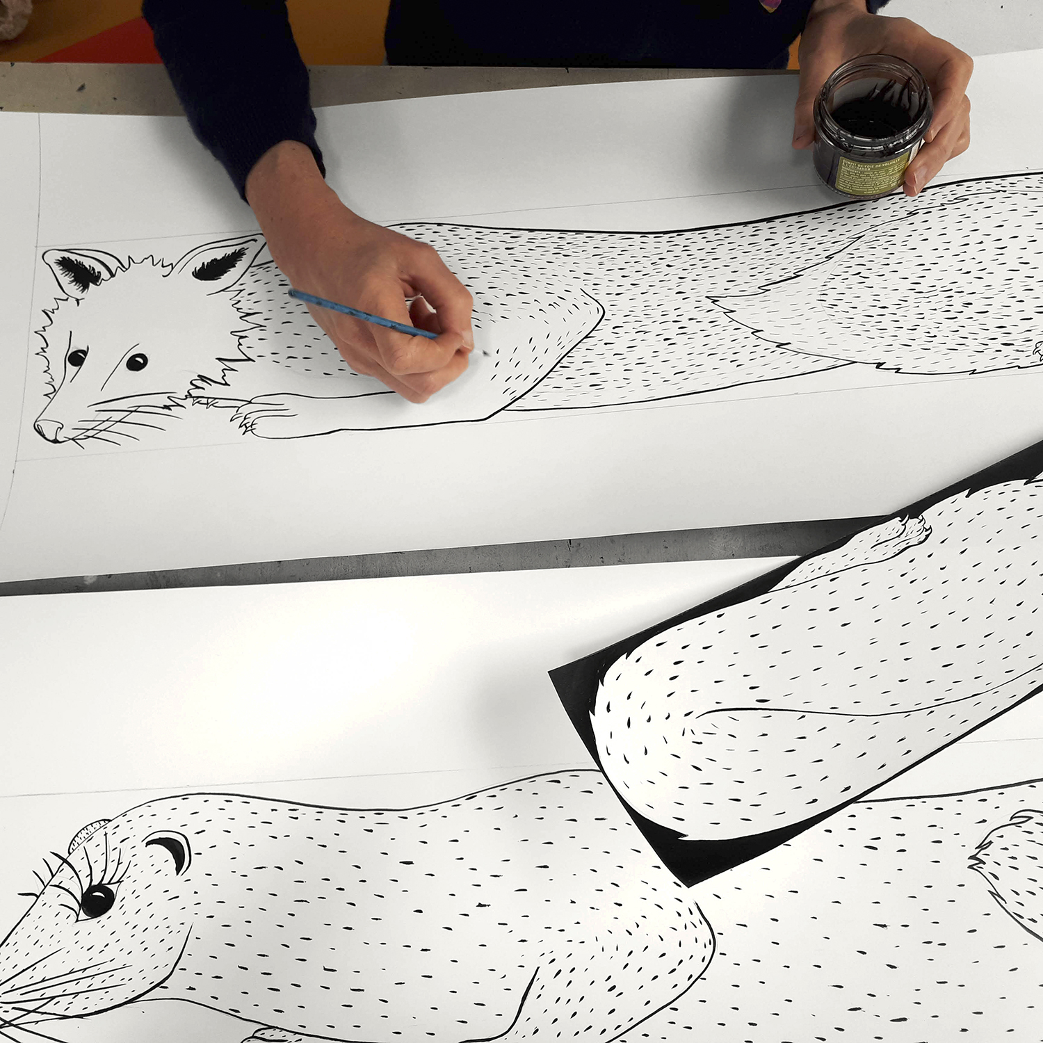 Céline Dominiak en train de dessiner les animaux de la collection de foulards en soie Fourrures