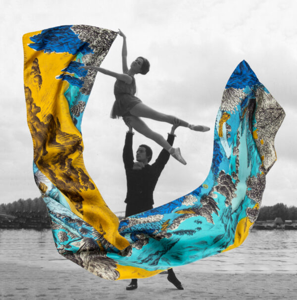 Photographie noir et blanc d'un couple de danseur jouant avec un grand foulard jaune et bleu - photomontage