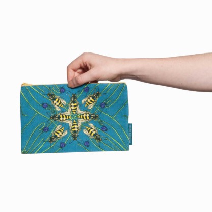 Une pochette bleue motif insectes et plantes taille M de la collection Carnivore de Céline Dominiak, avec des insectes et des plantes carnivores sur fond bleu, recto