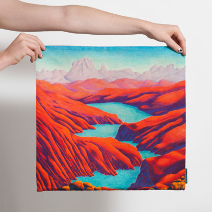 Housse de coussin carrée avec paysage de montagnes rouges et lac bleu de Céline Dominiak