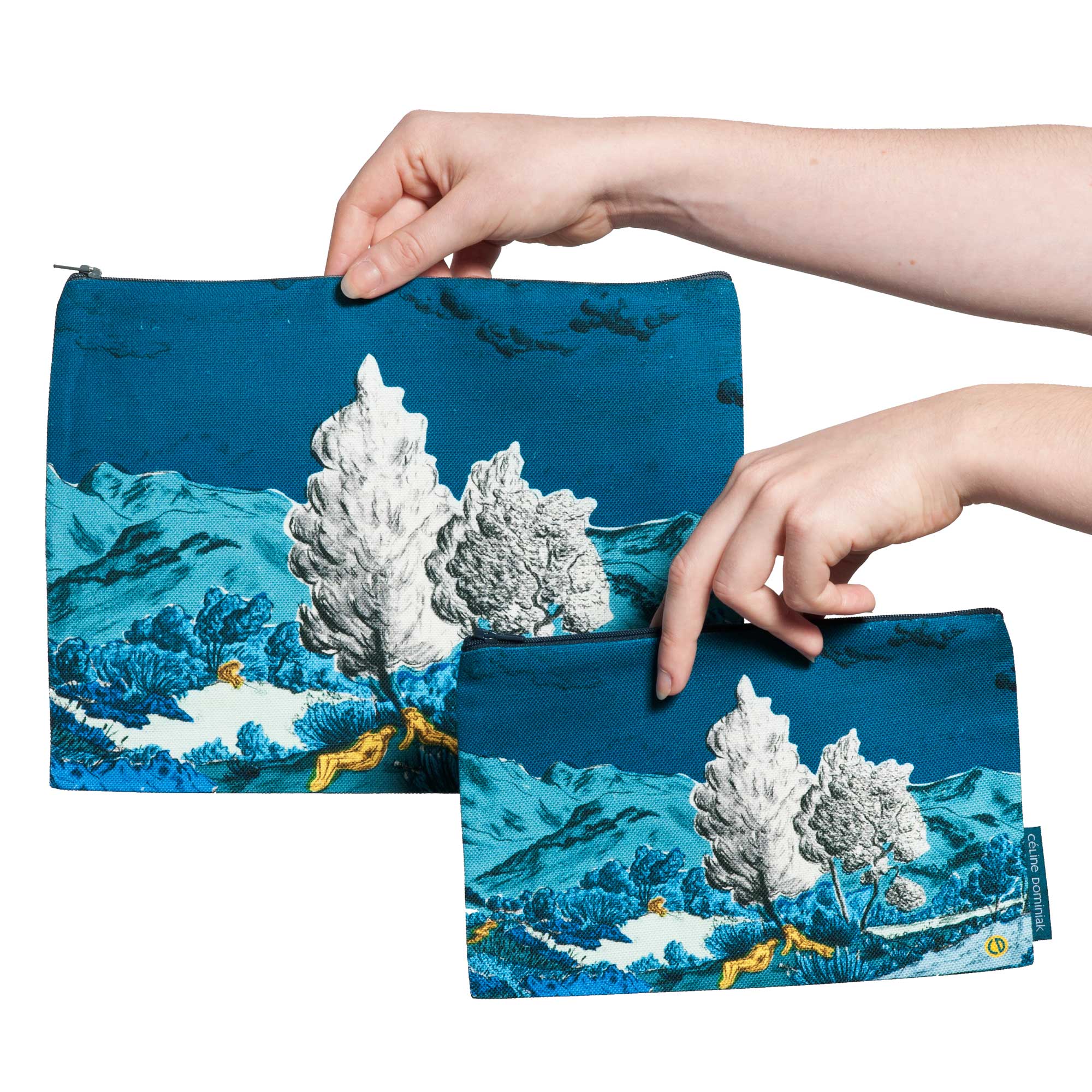 Deux pochettes tailles M et L de la collection Dormeurs de Céline Dominiak, paysage de montagne bleu taches jaunes, recto