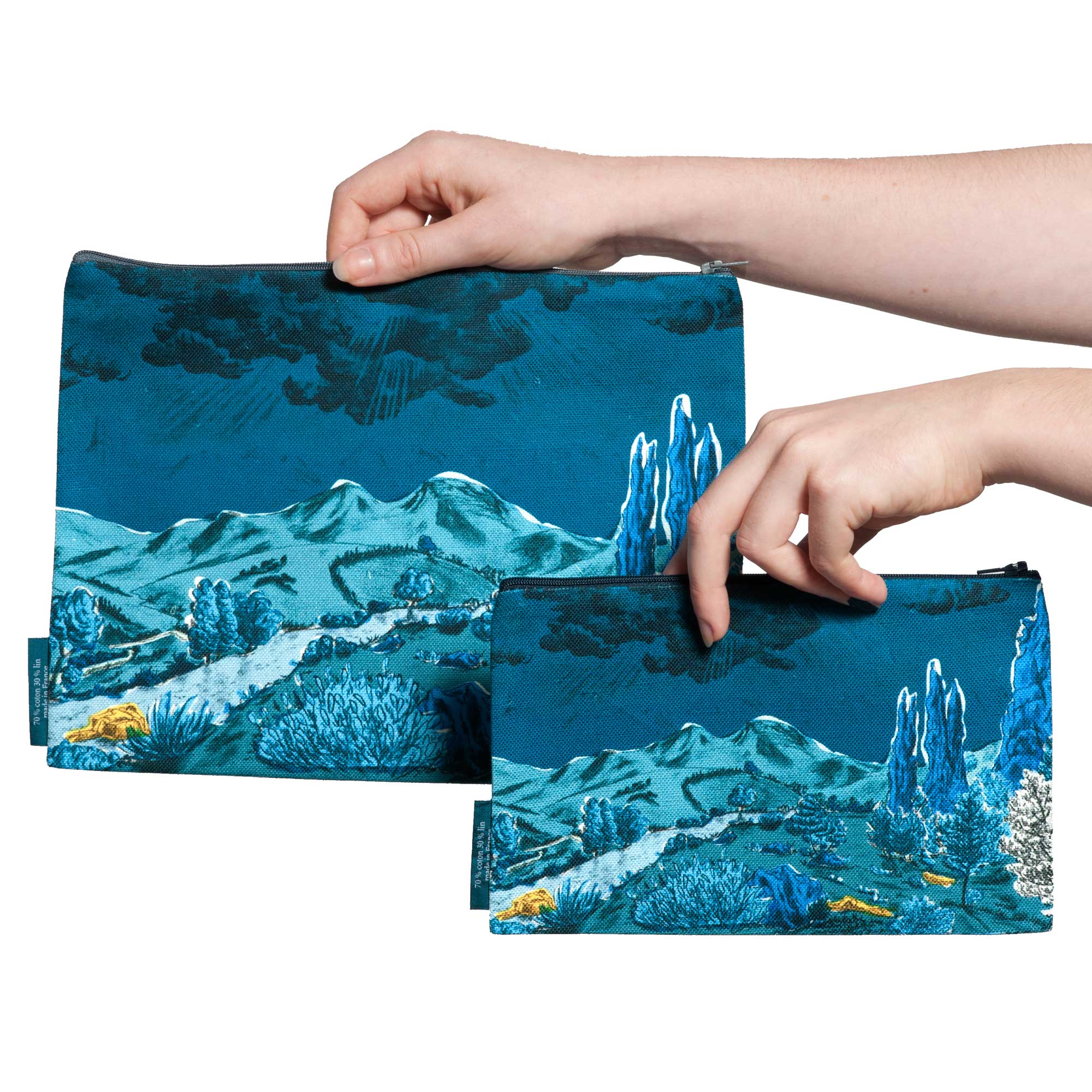Deux pochettes tailles M et L de la collection Dormeurs de Céline Dominiak, paysage de montagne bleu taches jaunes, verso