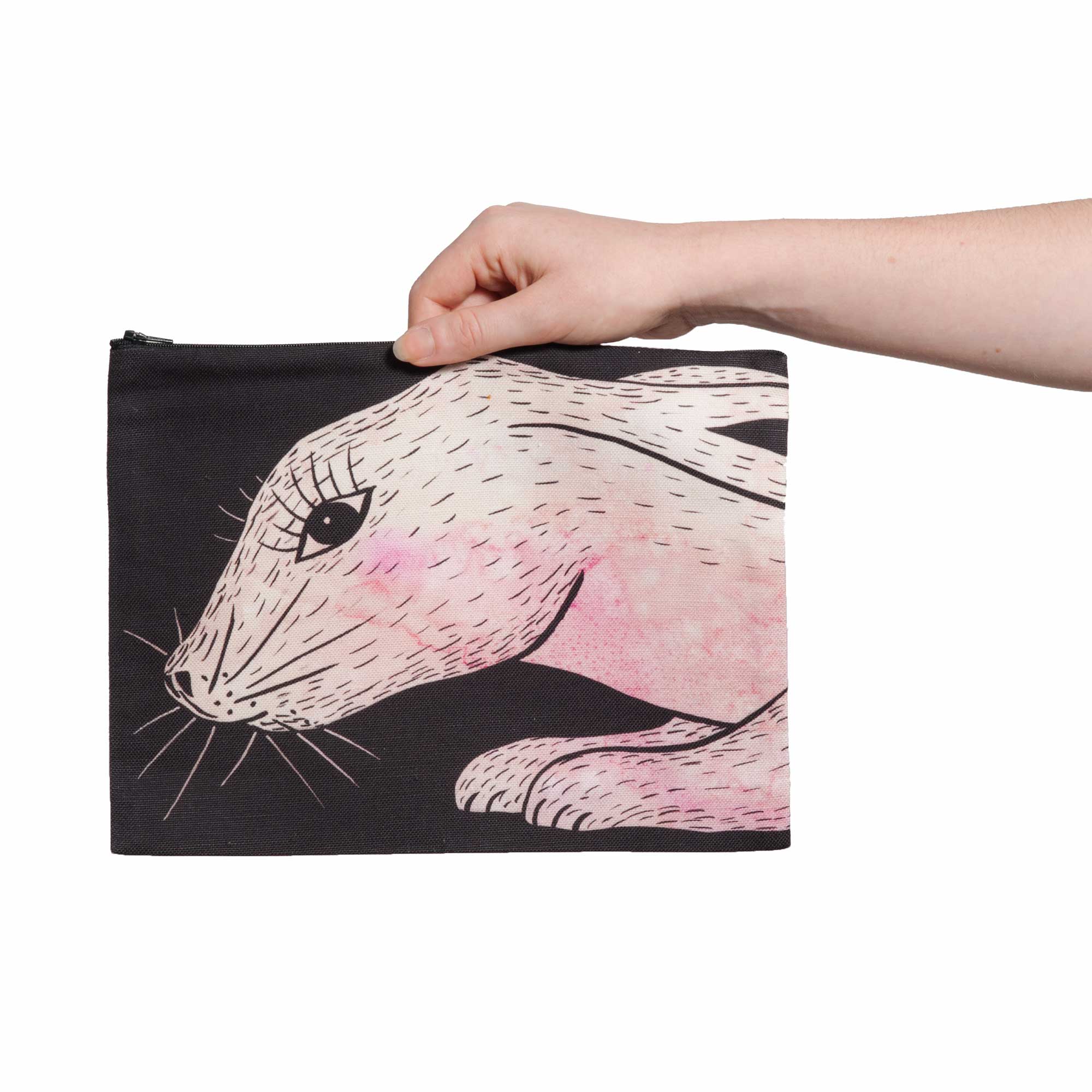 Une pochette taille L de la collection Fourrure de Céline Dominiak, avec une tête de lapin rose sur fond noir, recto