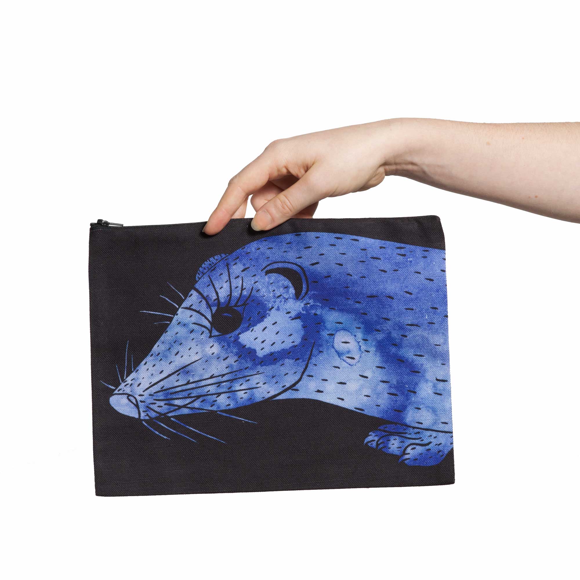 Une pochette taille L de la collection Fourrure de Céline Dominiak, avec une tête de vison bleu foncé sur fond noir, recto