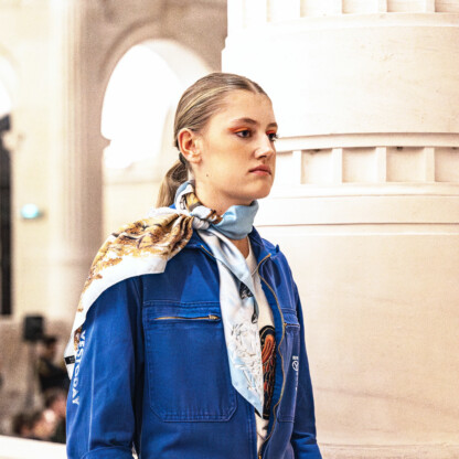 Foulard carré en soie blanc et bleu noué autour du cou - défilé au Palais Galliera à Paris