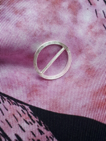 Petit anneau de foulard en argent posé sur foulard twill de soie