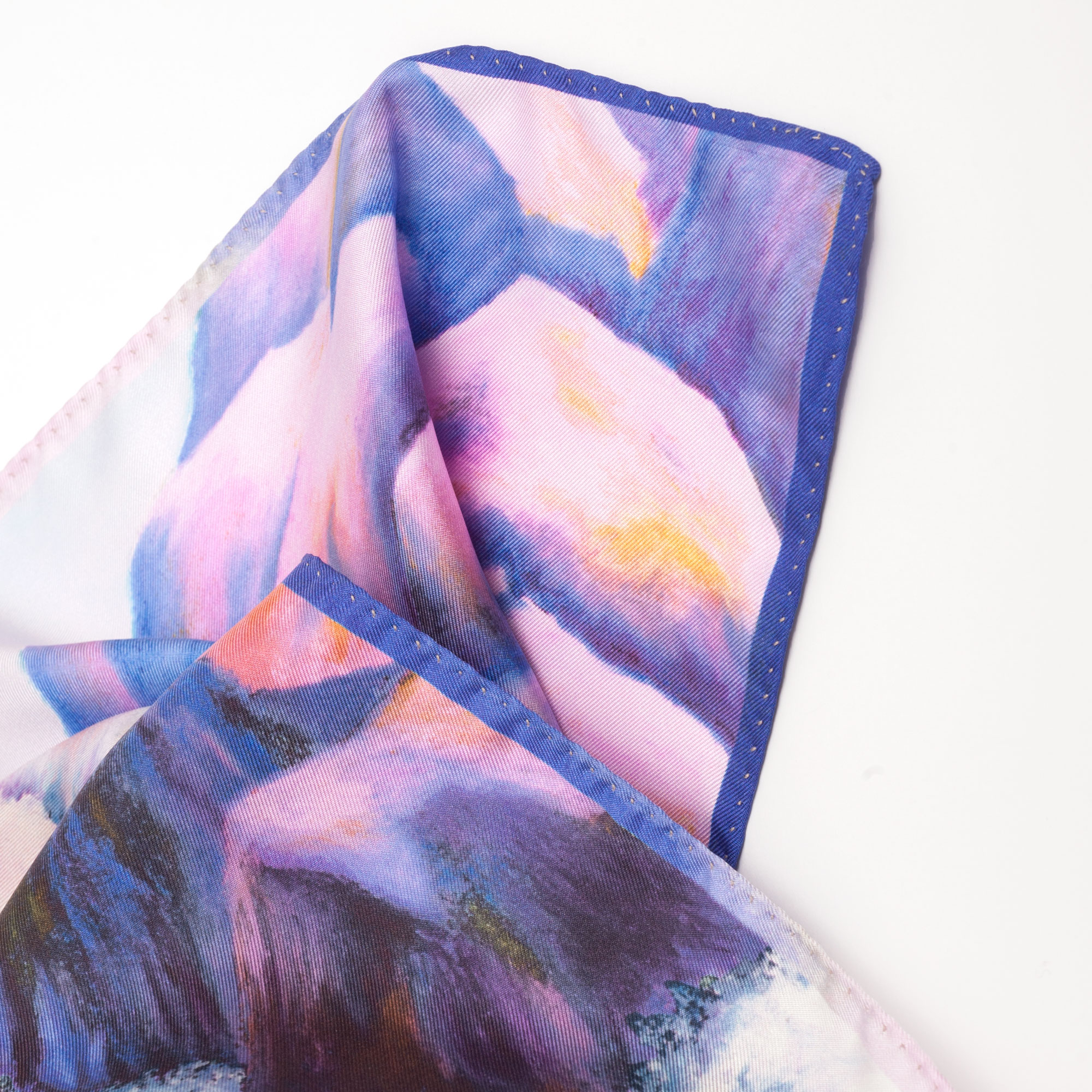 Détail foulard en soie rose, violet et blanc, sur fond blanc - taille M