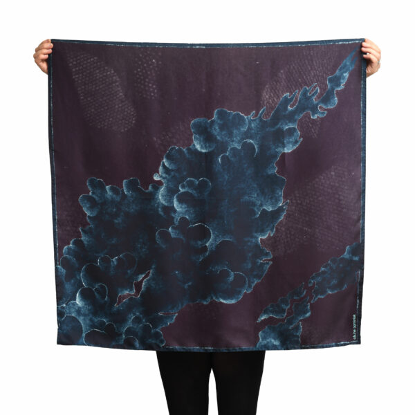 Foulard en soie entier au dessin de nuage bleu canard sombre sur fond aubergine - design Céline Dominiak