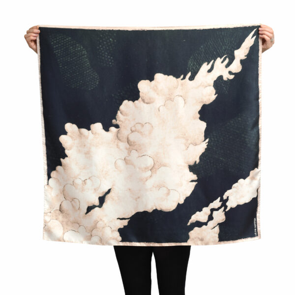 foulard en soie tenu tendu représentant un nuage beige rosé sur fond vert bouteille