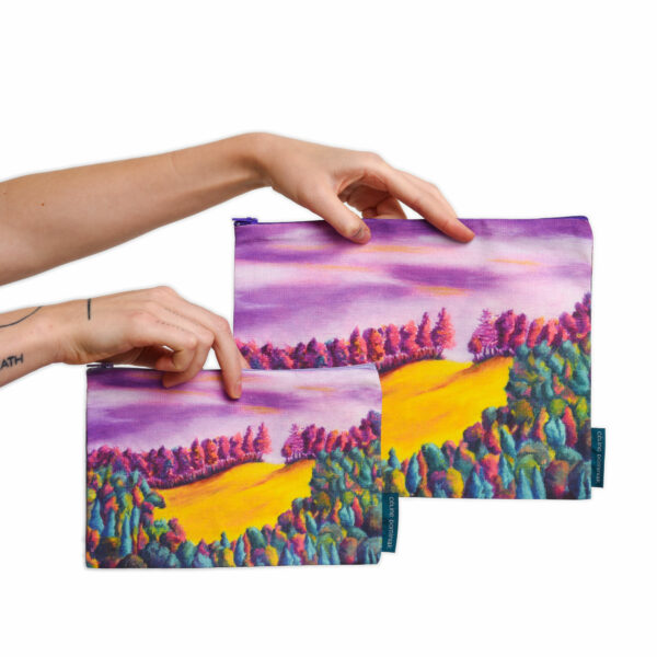 Deux pochettes à zip en tissu avec paysage violet et clairière jaune