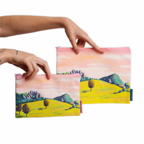 Pochette à zip en tissu avec paysage de campagne rose et jaune