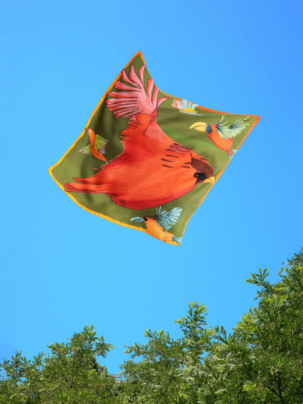 Foulard en soie au motif d'oiseau rouge sur fond vert olive