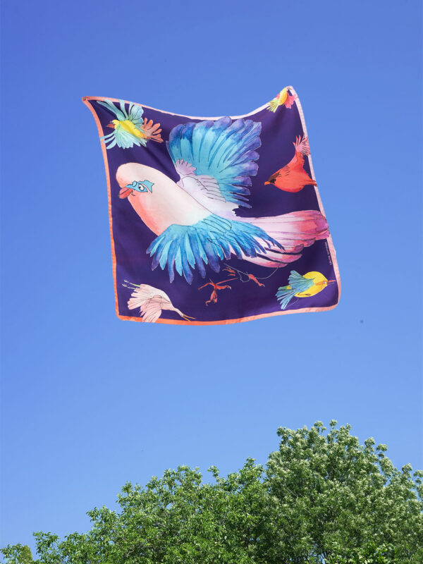 Foulard en soie au motif d'oiseau rose et bleu sur fond violet vif